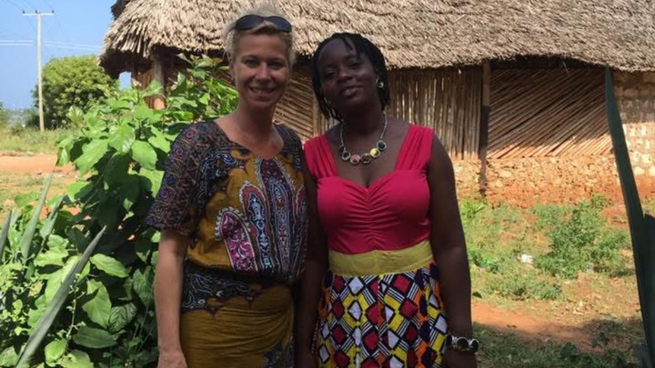 Twee protheses voor Linah in Kenia campaign photo, 1 of 3