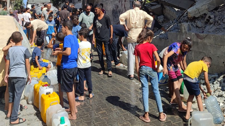 A fournir de l'eau potable a les enfants a Gaza campaign photo, 1 of 7