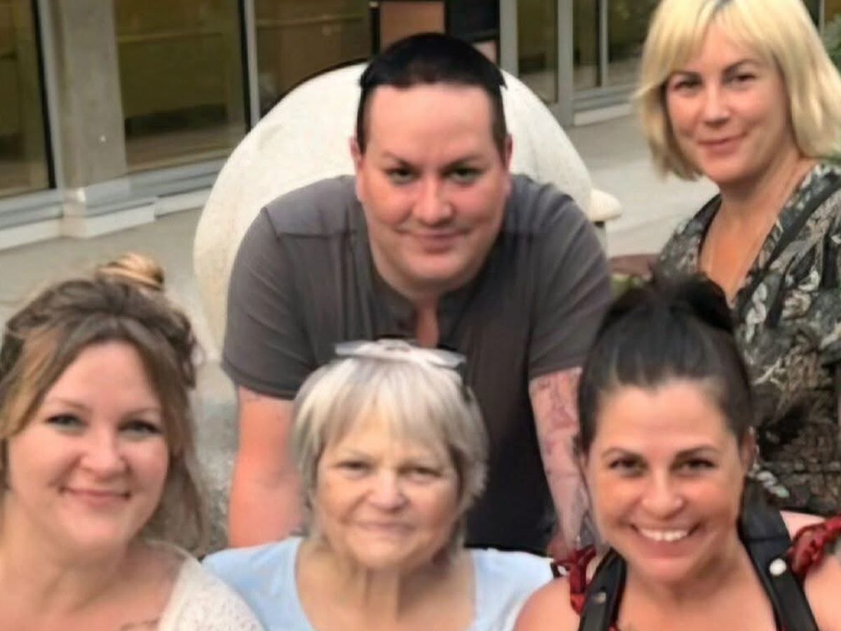 Fundraiser for holly Smee by Elsa Wyllie : Support the Manning-Smee Family