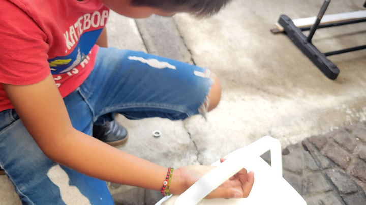 Apoyo a niños que tienen que trabajar para ayudar en casa campaign photo, 1 of 4