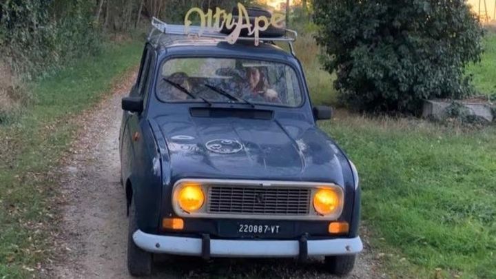 La RENAULT 4 di RADIOIMMAGINARIA deve Cambiare Vestito campaign photo, 1 of 8