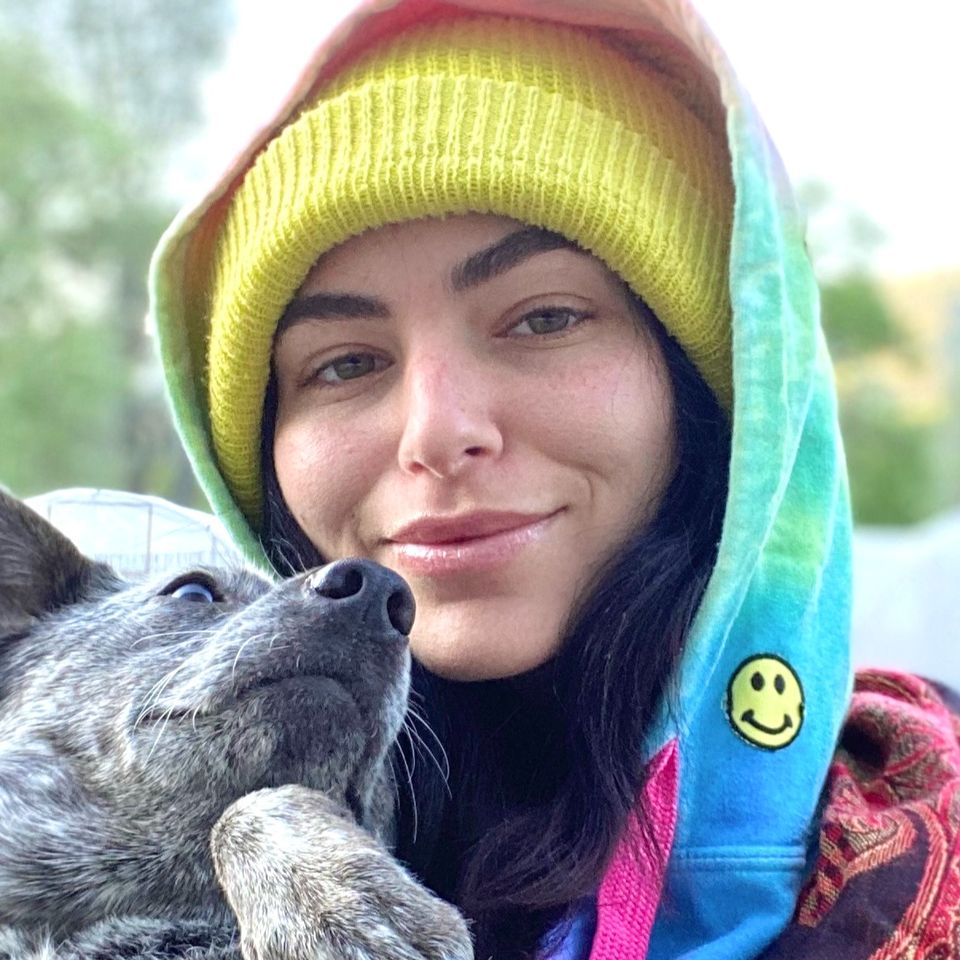 Yuz va kokrakdagi jinsiy aloqa Ormonda külotsiz yalangoch