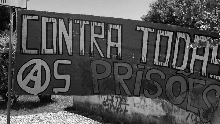 Ajuda a xaninha e mais duas pessoas presas campaign photo, 1 of 3