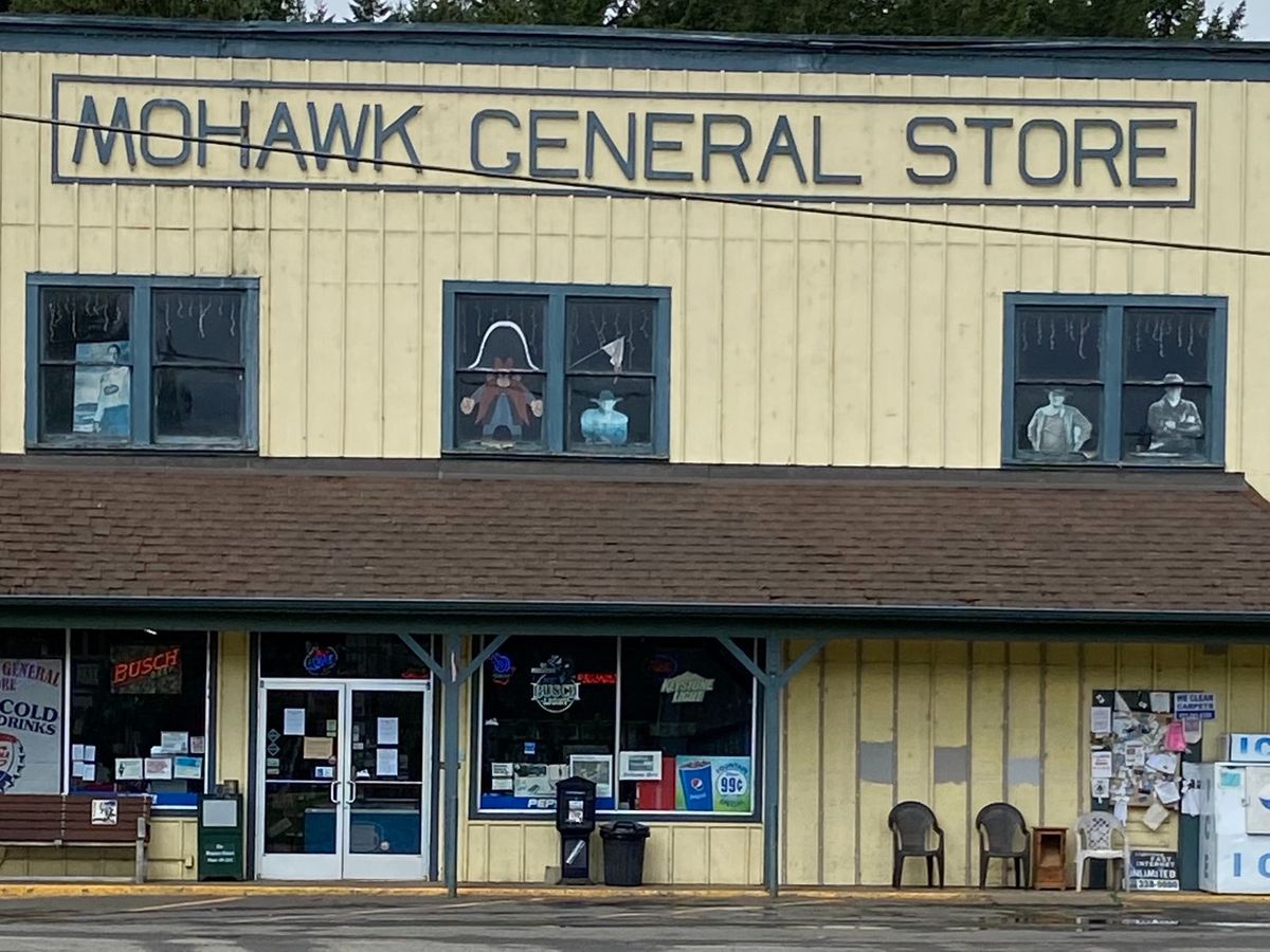 Mohawk General Store, Luz