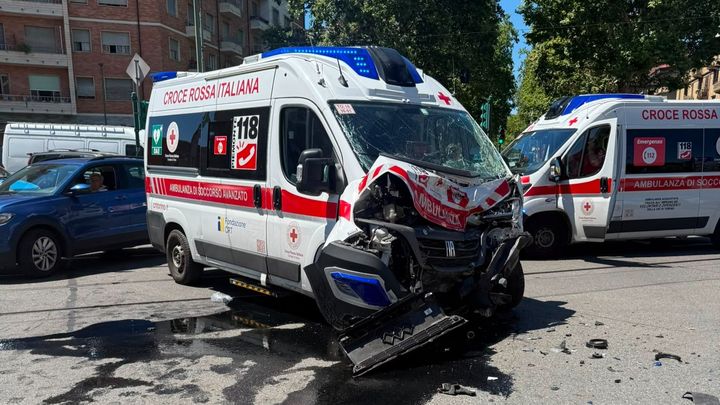 Riportateci un'ambulanza di cui TUTTI abbiamo bisogno. campaign photo, 1 of 7