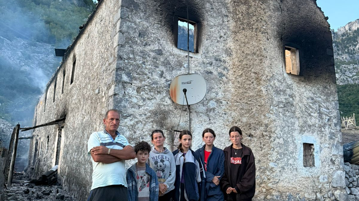 Rindertimi i shtepise te familjes Nuri Delaj ne fshatin Nikç campaign photo, 1 of 5