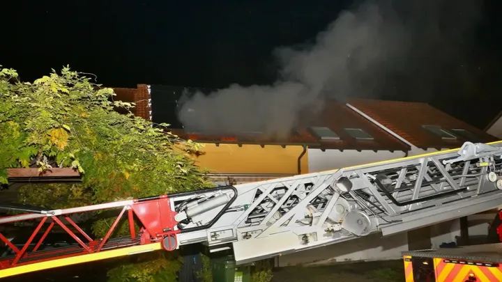 Kampagnen-Foto für „Schwelbrand in Tamm – Jugendliche klettern aus Dachfenster“, 1 von 5