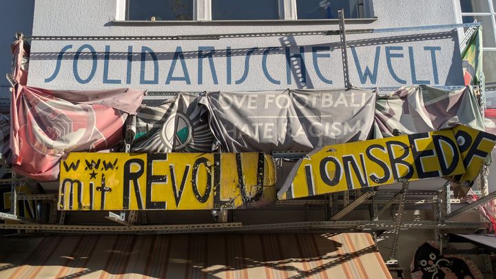 M99-Laden in Kreuzberg: Unterstützung gegen Angriffe campaign photo, 1 of 5