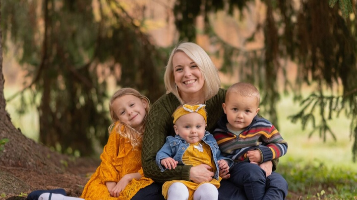 Let's help this single mum give a good Christmas for her kid campaign photo, 1 of 3