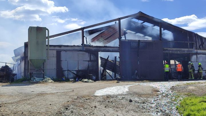 Aidons la ferme Lockman à se relever après l'incendie campaign photo, 1 of 7