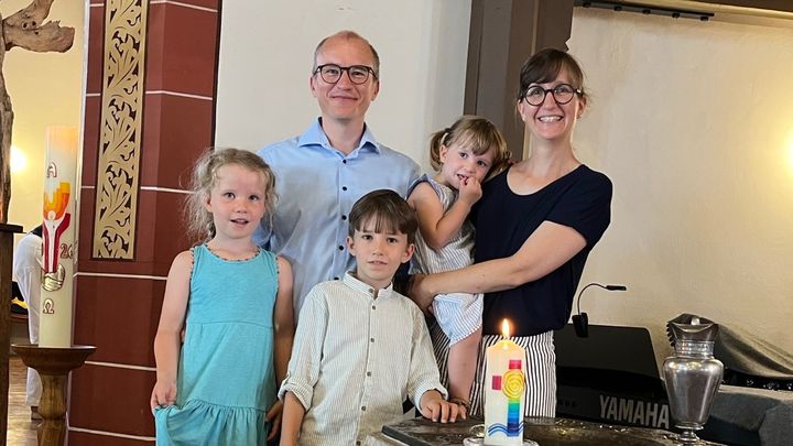 Für eine Familie, deren Welt sich plötzlich geändert hat campaign photo, 1 of 3