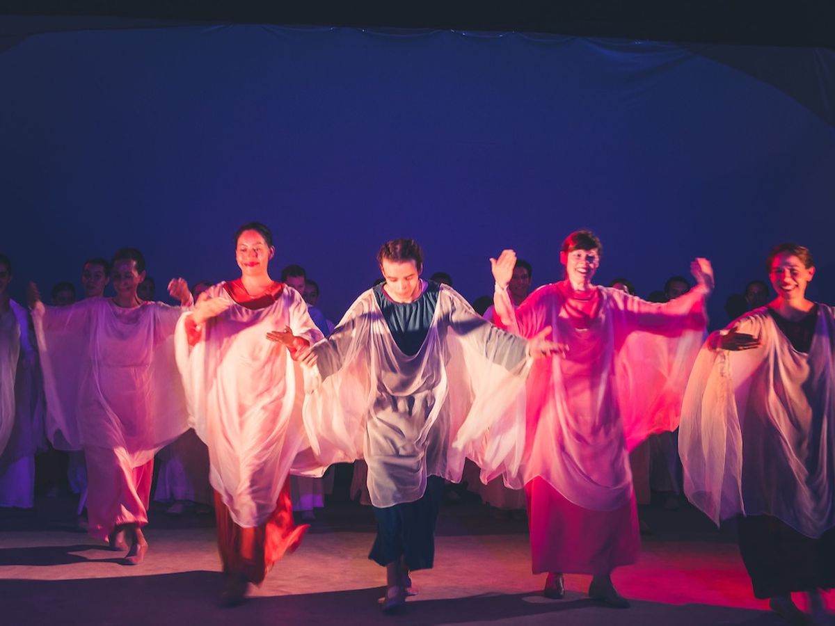 Help Graduate Auriel Eurythmy's Grupo Cáliz! campaign photo, 1 of 2