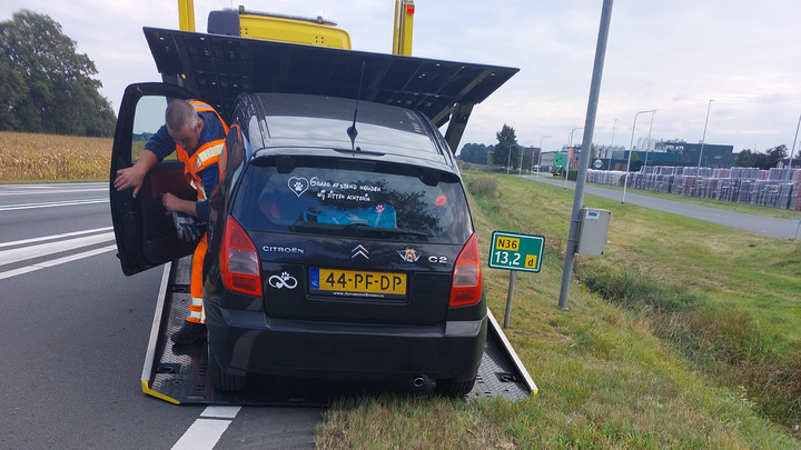Mootje heeft dringend een auto nodig voor haar honden rescue campaign photo, 1 of 4