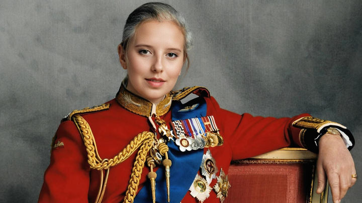 Help - a emigrante vai ser chulada pela Royal Family! campaign photo, 1 of 3