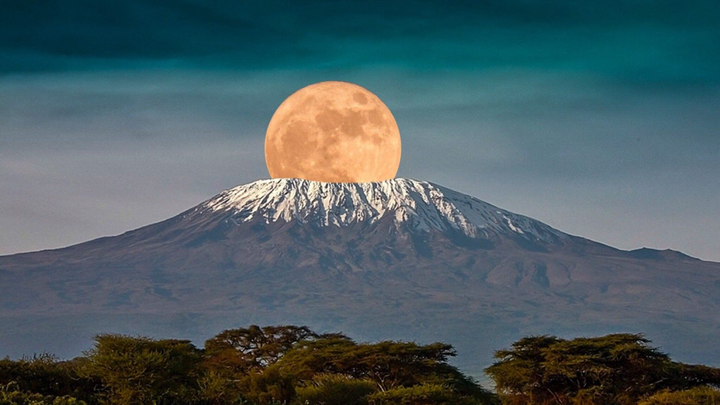 Foto della campagna Climb Kilimanjaro in aid of Wirral St John's Hospice, 1 di 7