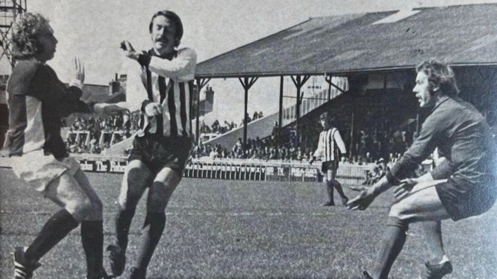 FACE IN THE CROWD – FOOTBALL IN PRINT a Genova campaign photo, 1 of 8