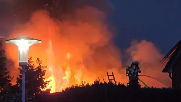 Nachbarn haben durch Brand ihr komplettes Haus verloren.