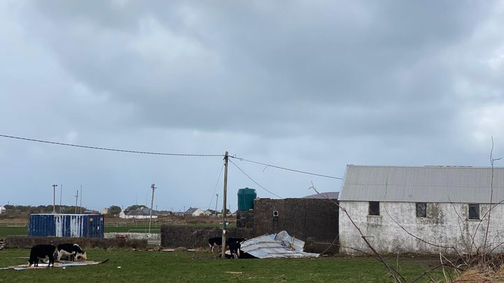 Rugbaí Chorca Dhuibhne roof replacement campaign photo, 1 of 2