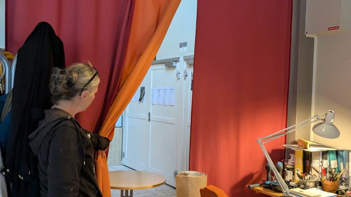 Hjälp oss glasa in lite arbetsro campaign photo, 1 of 3