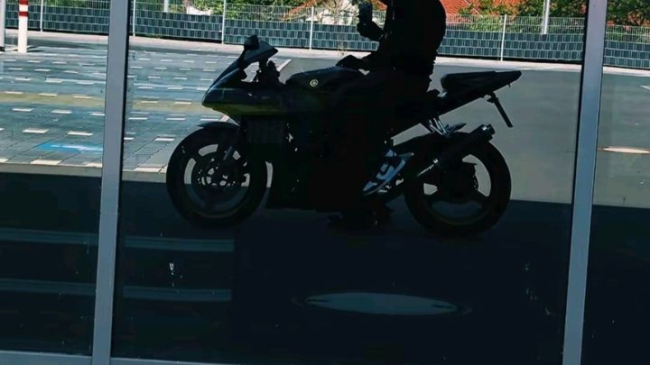Kampagnen-Foto für help me get my motorcycle (yamaha r1) back, 1 von 5