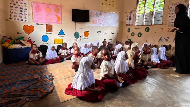 Foto della campagna Help us bring new carpets to Tumaini School in Zanzibar, 1 di 5