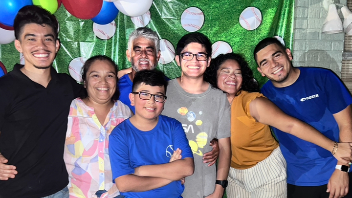 Ayude a reunir a nuestra familia - Help reunite our family. campaign photo, 1 of 7