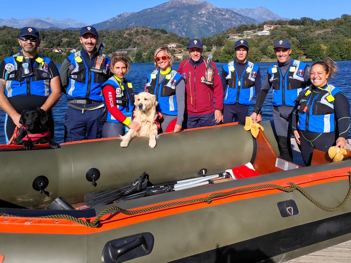 un motore per il gommone dei cani bagnino campaign photo, 1 of 8