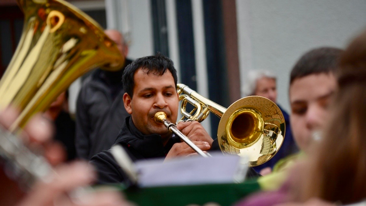 Mit meiner Musik sammle ich Spenden für Glücksmomente. campaign photo, 1 of 3