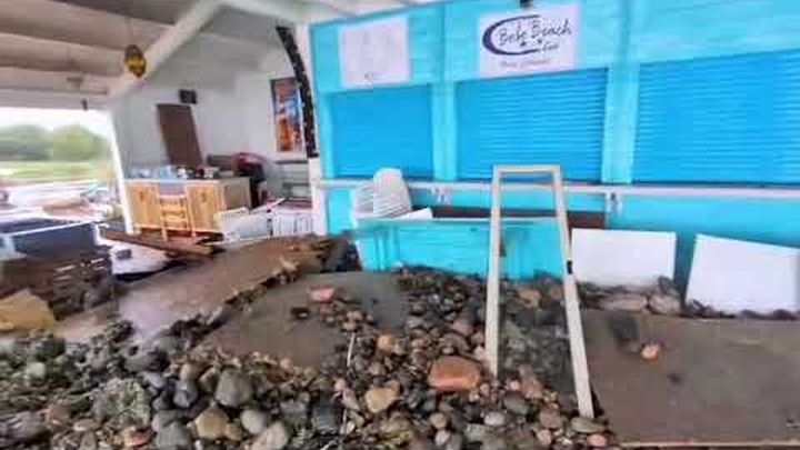 Miniatura del video Un aiuto per sistemare la devastazione di ciclone Harry, 1 di 8
