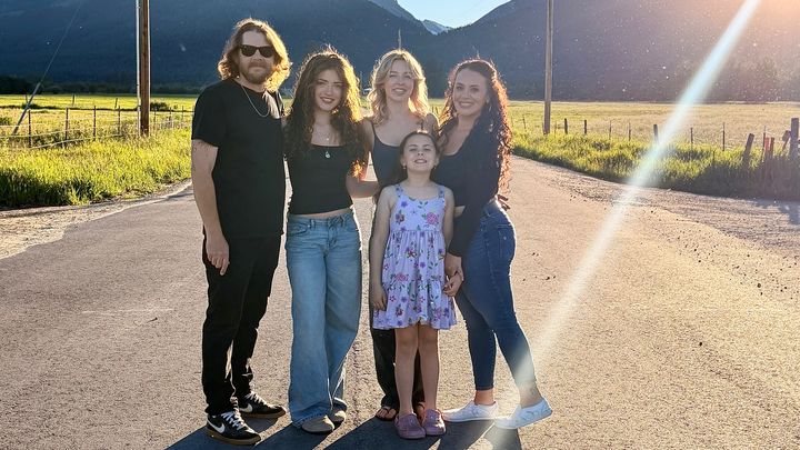 Support Robert’s Wife and Daughters campaign photo, 1 of 8