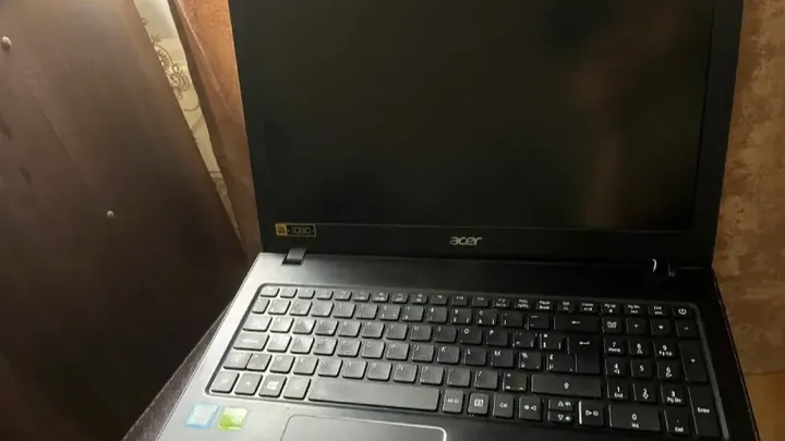 Een laptop voor mijn school campaign photo, 1 of 3