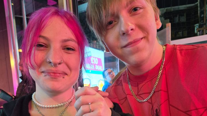Long distance gamers to love,Australia to UK campaign photo, 1 of 4