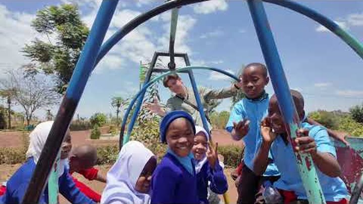 Hjälp ett utsatt barn i Tanzania att slutföra sin utbildning video thumbnail, 1 of 3