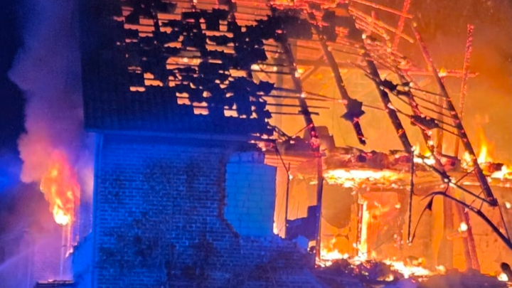 Mutter mit 3 Kindern bei Explosion Mann und Haus verloren campaign photo, 1 of 4