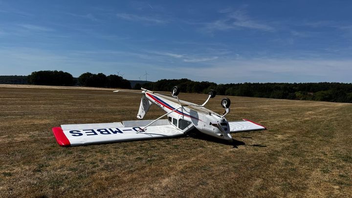 Eine Windböe hat unser Schulflugzeug stark beschädigt campaign photo, 1 of 3