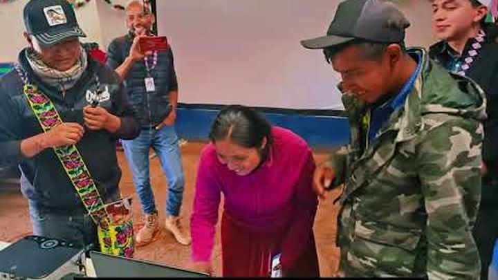 Miniatura del video help us deliver laptops for education, 1 de 3