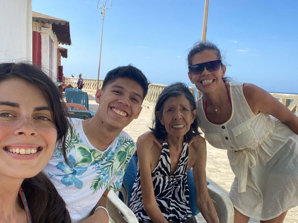 Ayuda para mi abuela Haydee tras el terremoto en Venezuela campaign photo, 1 of 8