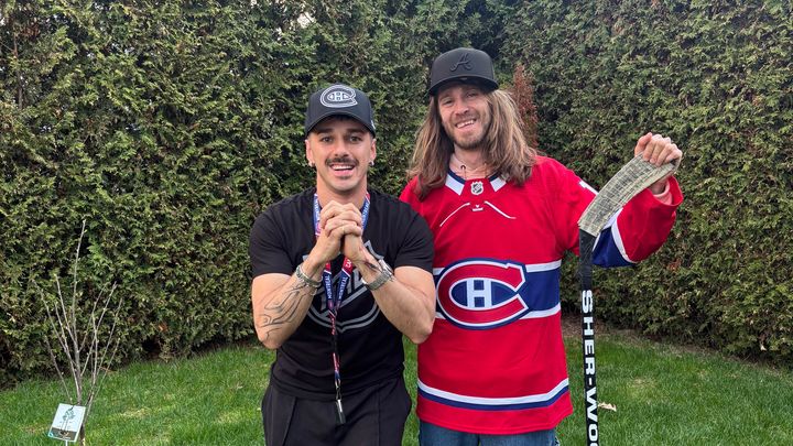 DONA PER AIUTARE FABIO E SAM A VEDERE UNA PARTITA DI NHL 