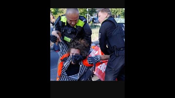 Geldstrafen nach friedlichem Protest video thumbnail, 1 of 3