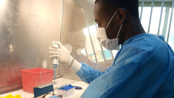 Support Cedric during his biology research internship campaign photo, 1 of 3