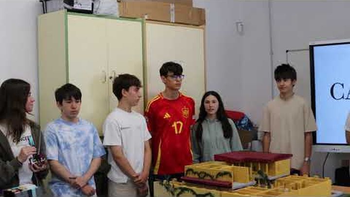 ¡AYÚDANOS A IR A LA FINAL DE LA LEGO LEAGUE A LOS ÁNGELES! video thumbnail, 1 of 7
