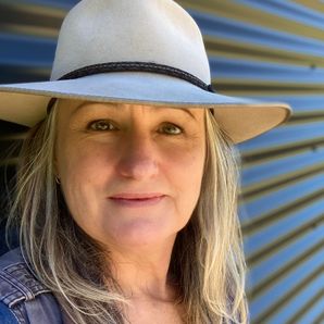Jo Lyons